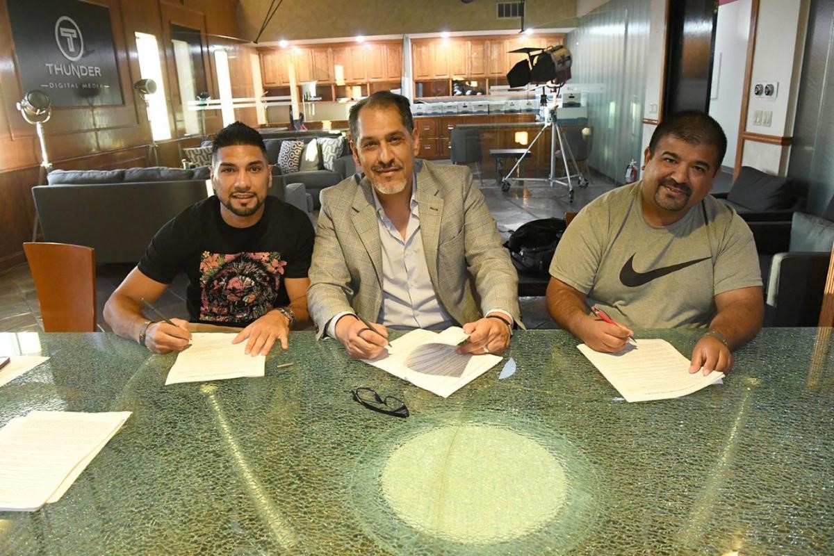 Undefeated super-welterweight star Alejandro Luis Silva signs with Camponovo Sports