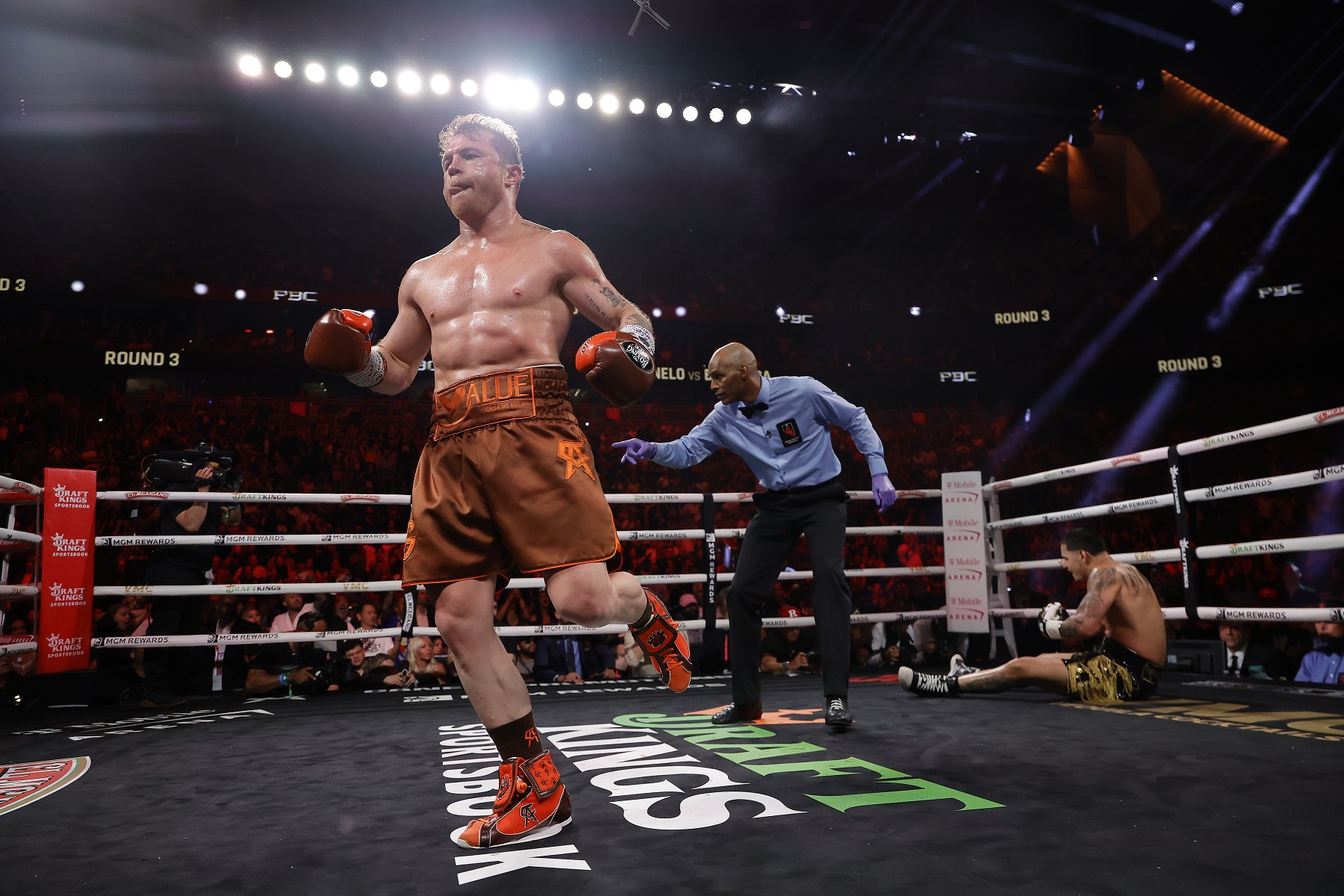 Canelo drops and dominates Edga Berlanga: 